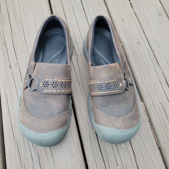 Keen Kaci III Dark Earth/Canteen Oiled Leather Floral Slip-on Oxford Loafer Shoe - Picture 4 of 9